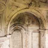 Nonostante il cattivo stato di conservazione, la chiesetta � caratterizzata da un tripudio di stucchi, bassorilievi, archi a tutto sesto...
